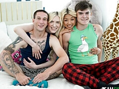 Grosser arsch, Grosser schwanz, Blondine, Hundestellung, Flotter vierer, Natürlichen titten, Jungendliche (18+), Titten