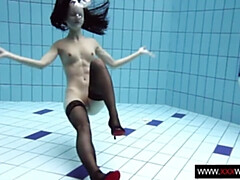 Brunette brune, Hd, Talons, Public, Rasée, Douche, Serré, Nénés