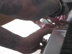 Arsch, Tussi, Blasen, Europäisch, Lecken, Natürlichen titten, Kurzes haar, Tätowierung