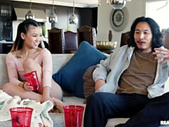 Asiatique, Grosse bite, Sucer une bite, En levrette, Seins naturels, Maigrichonne, Adolescente, Nénés