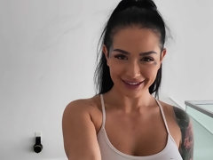 Gros seins, Sucer une bite, Brunette brune, En levrette, Branlette thaïlandaise, Tatouage