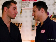 In den arsch, Braunhaarige, Schwul, Handjob, Hd, Wichsen, Muskel, Tätowierung