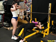 Cul, Face assise, Gym, Lesbienne, Léchez, Nue  à poil, Seins naturels, Mouillée