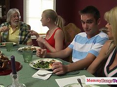 Brunette brune, Femme couguar, Tir de sperme, En levrette, Mère que j'aimerais baiser, Maman, Adolescente, Plan cul à trois