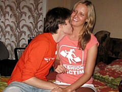 Gros cul, Grosse bite, Sucer une bite, En levrette, Seins naturels, Adolescente, Nénés