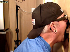 Enthousiasteling, Pijpbeurt, Sperma in gezicht, Homo, Muurgat, Handbeurt, Rijpe lesbienne, Tatoeage