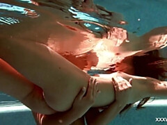 18 años, Chica, Tetas grandes, Rubia, Morena, Lesbiana, Público, Bajo el agua