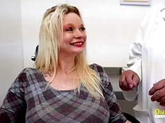 Rondborstig, Omie, Likken, Rijpe lesbienne, Moeder die ik wil neuken, Moeder, Trio, Speelgoed