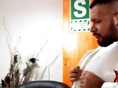 Grosse titten, Braunhaarige, Vollbusig, Sich ausziehen, Ablutschen, Scherzbold, Jungendliche (18+), Titten