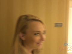 Cuarto de baño, Novia, Pequeña, Pov, Coño, Afeitado, Medias largas, Tetas