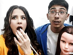 Gros cul, Grosse bite, Gros seins, Sucer une bite, En levrette, Adolescente, Plan cul à trois, Toilettes