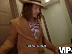 18 jahre, Gehörnter ehemann, Arschfick von zwei schwänzen, Doppelpenetration, Gruppensex, Orgie, Russisch, Ehefrau