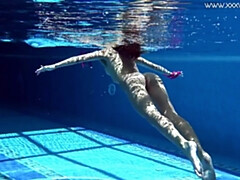 18 ans, Bikini, Brunette brune, Poilue, Hongroise, Piscine, Public, Nénés