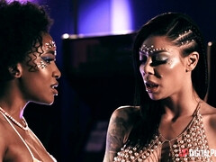 Grosse titten, Schlampe, Vollbusig, Schwarz, Absätze, Pornostars, Tätowierung, Titten