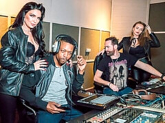 デカ尻, 黒人, フェラチオ, 茶髪の, バック, 指いじり, 手コキする, 淫乱熟女