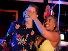 Grosse titten, Blondine, Blasen, Verein, Hundestellung, Handjob, Strümpfe, Tätowierung