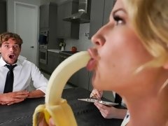 お尻, デカパイ, ブロンド, フェラチオ, 手コキする, 淫乱熟女, ストリッピング, オッパイの