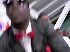 Grosse bite, Gros seins, Brunette brune, Bukkaké, Tir de sperme, Partouze, Groupe, Interracial