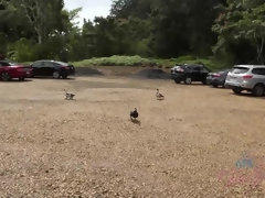 Doigter, Petite amie, Embrassement, Public, Chatte, Rasée, Nénés, Mouillée