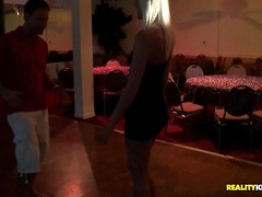 アナル, ブロンド, 気狂い, ドレス, 熟年, 淫乱熟女, ガリガリ, 長身