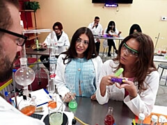 18 años, Verga grande, Mamada, Estilo perrito, Ffm, Tetas naturales, Adolescente, Tetas