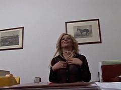 Gros seins, Blonde, Femme couguar, Hd, Mature, Mère que j'aimerais baiser, Bureau, Nénés