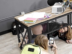 Blond, Vingeren, Zoenen, Lesbisch, Strippen, Tatoeage, Tiener, Tieten likken