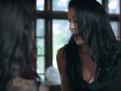 Blondine, Braunhaarige, Kleid, Gesichtssitzen, Fingern, Lecken, Muschi, Titten