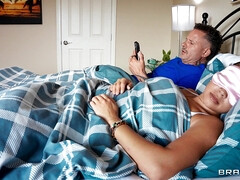 Verga grande, Tetas grandes, Mamada, Garganta profunda, Lamidas, Tetas naturales, Afeitado, Trio