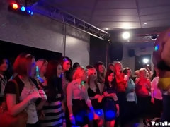 Grosse bite, Sucer une bite, Homme nu et filles habillées, En levrette, Groupe, Orgie, Chevaucher, Jarretelles