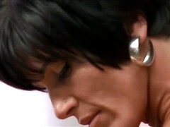 Bruinharig, Diep in de keel, Lul, Hd, Lesbisch, Moeder die ik wil neuken, Kut duiken, Kousen