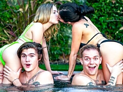 Gros cul, Grosse bite, Sucer une bite, En levrette, Seins naturels, Orgie, Adolescente, Nénés