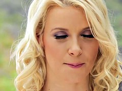 Blonde, Brunette brune, Doigter, Lesbienne, Piercing, Tatouage, Nénés, Jouets