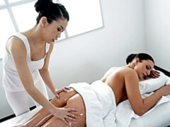 Brunette brune, Doigter, Interracial, Embrassement, Lesbienne, Chatte, Dénudage, Nénés