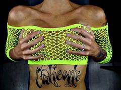 Mooi, Stel, Handbeurt, Moeder die ik wil neuken, Tepels, Olie, Tatoeage, Tieten likken