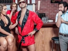 Grosser arsch, Grosse titten, Blondine, Kleid, Rasiert, Tätowierung, Tittenfick, Titten