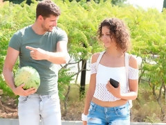 Blasen, Braunhaarige, Handjob, Küssen, Lecken, Im freien, Entkleiden, Titten