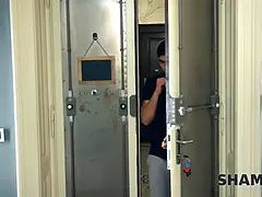 Bizar, Gevangen, Oudere vrouw, Stel, Hd, Natuurlijke tieten, Kousen, Tieten likken