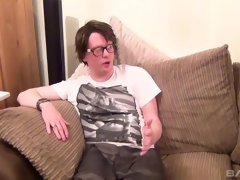 Sucer une bite, Brunette brune, Tir de sperme, Faciale, Tatouage