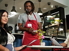 Gros cul, Grosse bite, Gros seins, Sucer une bite, Brunette brune, En levrette, Mère que j'aimerais baiser