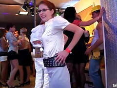 Blondine, Braunhaarige, Gruppe, Interrassisch, Milf, Party, Strümpfe, Tätowierung