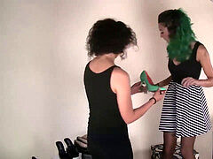 Брюнетки, Ноги, Каблуки, Итальянки, Массаж, На природе, Колготки, На публике