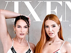 18 jaar, Grote kont, Pijpbeurt, Hondjeshouding, 1 man 2 vrouwen, Natuurlijke tieten, Tiener, Tieten likken