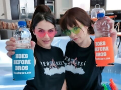 Минет, Брюнетки, Две девушки, Лизание, Бассейн, Киски, Молоденькие, Втроем