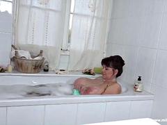 Enthousiasteling, Lieveling, Grote mammen, Bruinharig, Masseren, Moeder die ik wil neuken, Douche, Tieten likken