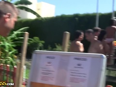 Anal, Brunette brune, Masturbation, Piercing, Public, Jouets