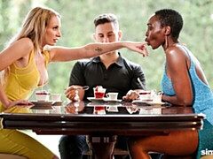 18 jaar, Grote lul, Grote mammen, Pijpbeurt, 1 man 2 vrouwen, Interraciaal, Mager, Tiener