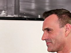 美女, フェラチオ, 着衣女と全裸男, ヨーロピアン, グループ, 手コキする, オナニー, フェラする