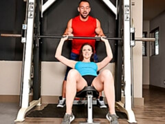 デカ尻, デカパイ, フェラチオ, 茶髪の, ジム, 毛深い, 手コキする, スポーツ