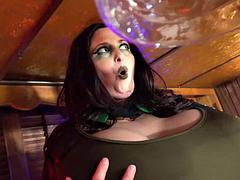 デカパイ, オッパイの